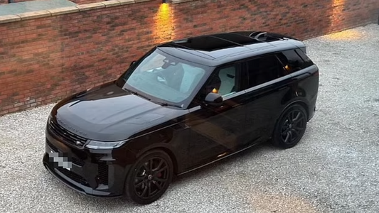 Moment thieves drive off in 'unstealable' £183k limited edition Range Rover parked outside owner's house